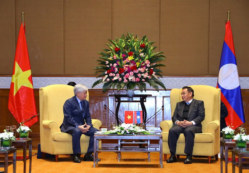 Đồng chí Đỗ Văn Chiến trao đổi với Chủ tịch Quốc hội Lào Saysomphone Phomvihane. Ảnh: VĂN ĐIỆP
