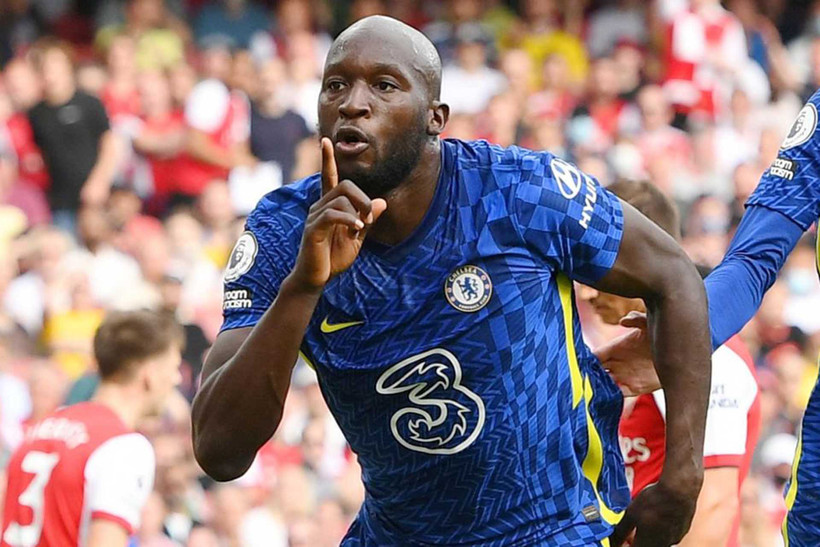 Lukaku ghi bàn cho Chelsea ngay trận ra mắt gặp Arsenal. (Ảnh: The Times) 