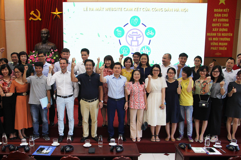 Các đại biểu tham dự Hội nghị chụp ảnh lưu niệm thể hiện tinh thần chung tay vì môi trường. 