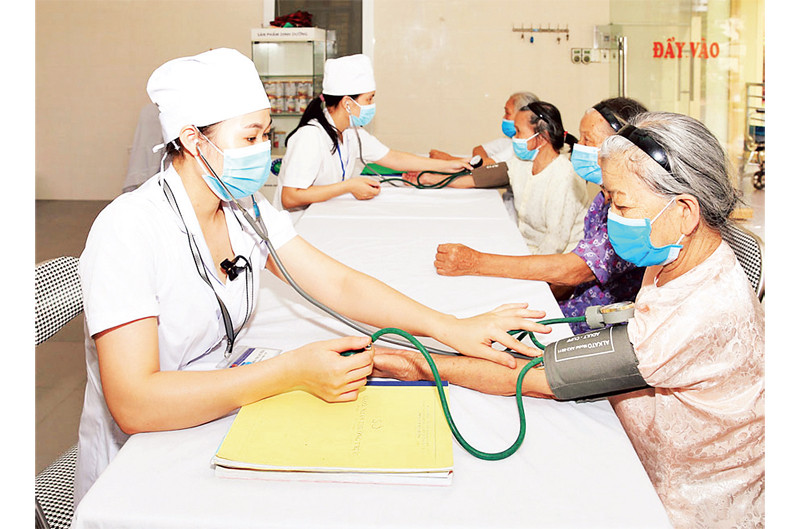 Khám sức khỏe định kỳ cho người có công tại Trung tâm Nuôi dưỡng và Điều dưỡng người có công số 2 (Sở Lao động - Thương binh và Xã hội TP Hà Nội). Ảnh: QUANG THÁI