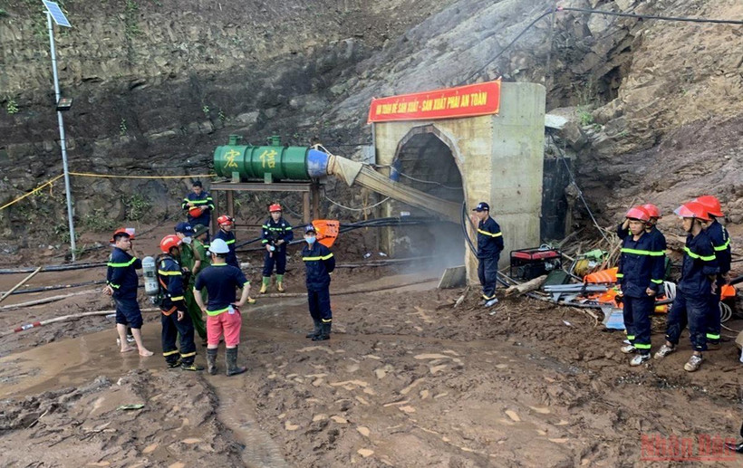 Cảnh sát Phòng cháy chữa cháy Công an tỉnh Điện Biên và lực lượng cứu nạn, cứu hộ nỗ lực tìm kiến 1 công nhân bị lũ cuốn. (Ảnh: LÊ LAN)