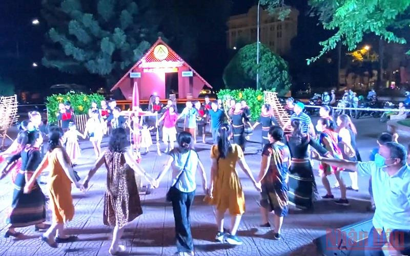 Du khách đến xem và giao lưu với các nghệ nhân diễn tấu cồng chiêng tại Chương trình biểu diễn văn hóa cồng chiêng phục vụ nhân dân và du khách được tổ chức tại Trung tâm Văn hóa tỉnh Đắk Lắk.