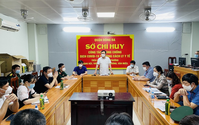 Thường trực Quận ủy Đống Đa làm việc với Sở Chỉ huy tiền phương.