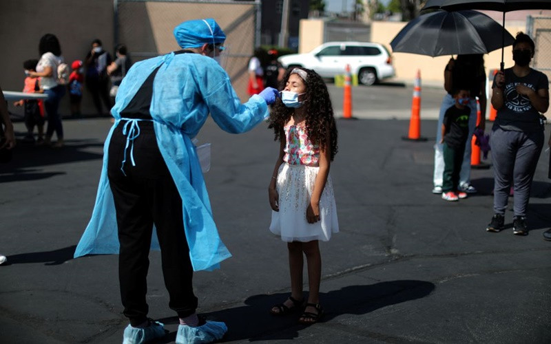 Bé gái tại bang California, Mỹ, được lấy mẫu xét nghiệm Covid-19, ngày 12/8. (Ảnh: Reuters)