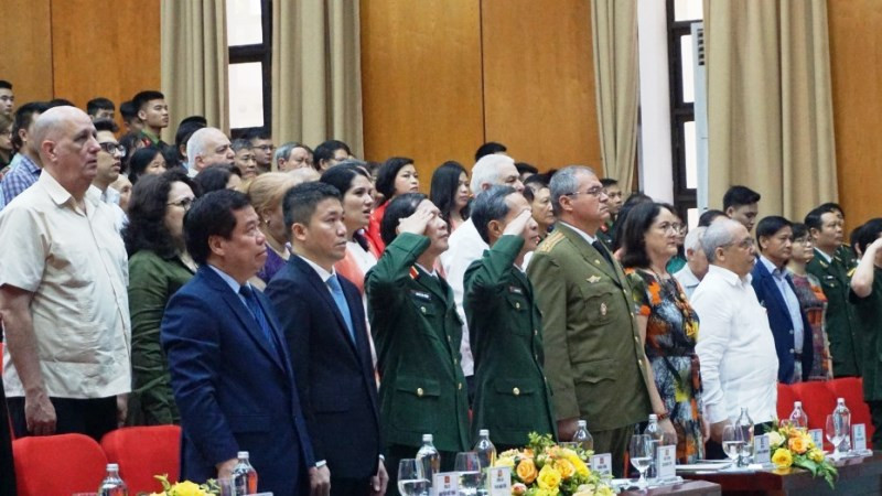 Các đại biểu tham dự Kỷ niệm 60 năm chiến thắng Hiron của nhân dân Cuba.