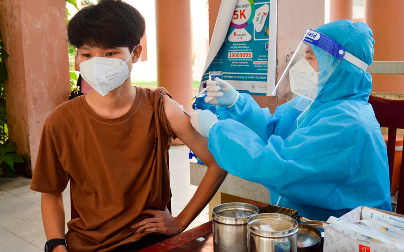 Tiêm vaccine cho học sinh tại Trường trung học phổ thông Đỗ Công Tường (thành phố Cao Lãnh, Đồng Tháp).