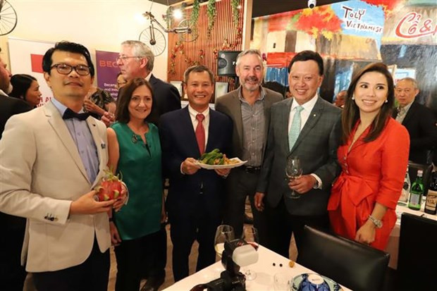 Tổng lãnh sự Việt Nam tại bang New South Wales, bang Nam Australia và bang Queensland và Trưởng cơ quan Thương vụ Việt Nam tại Australia tiếp thị nhãn và thanh long Việt Nam tới các hội viên của Hội đồng Kinh doanh Nam Australia-Việt Nam. (Ảnh: TTXVN)