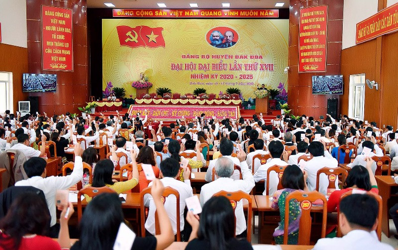 Các đại biểu biểu quyết thông qua Nghị quyết Đại hội.