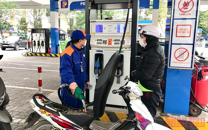 Khách hàng mua xăng dầu tại cửa hàng xăng dầu 112 Trần Phú (quận Hà Đông, thành phố Hà Nội). (Ảnh: ĐỨC KHÔI)