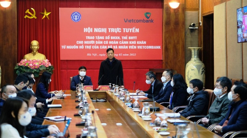 Hội nghị trực tuyến trao tặng sổ bảo hiểm xã hội, thẻ bảo hiểm y tế cho người dân có hoàn cảnh khó khăn.