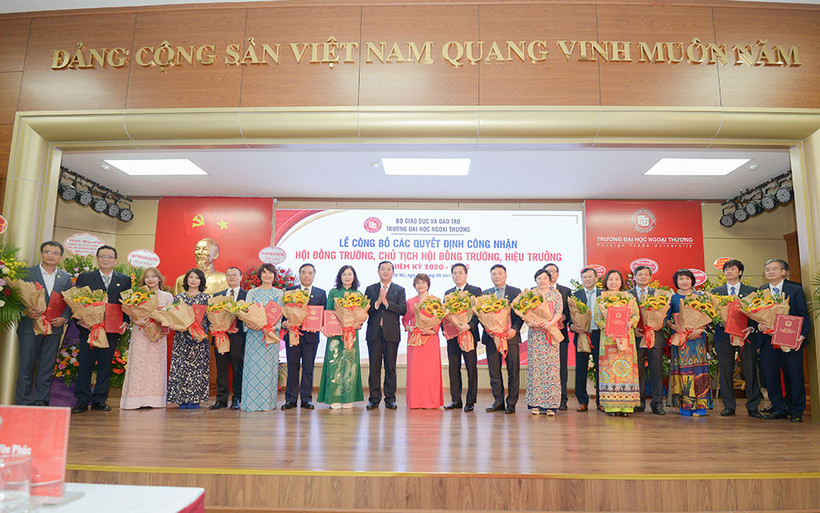 Thứ trưởng GD-ĐT Nguyễn Văn Phúc trao các Quyết định tại buổi lễ.