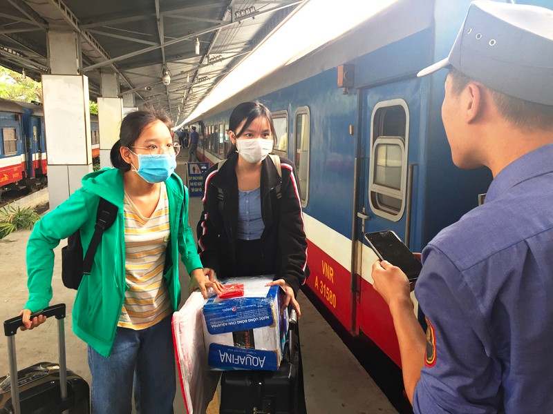 Hành khách đi tàu tại ga Sài Gòn.