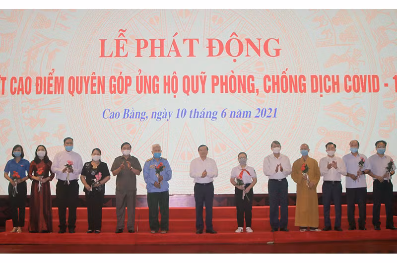 Lãnh đạo tỉnh Cao Bằng tặng hoa tri ân các tổ chức, cá nhân đóng góp ủng hộ Quỹ phòng, chống dịch Covid-19.