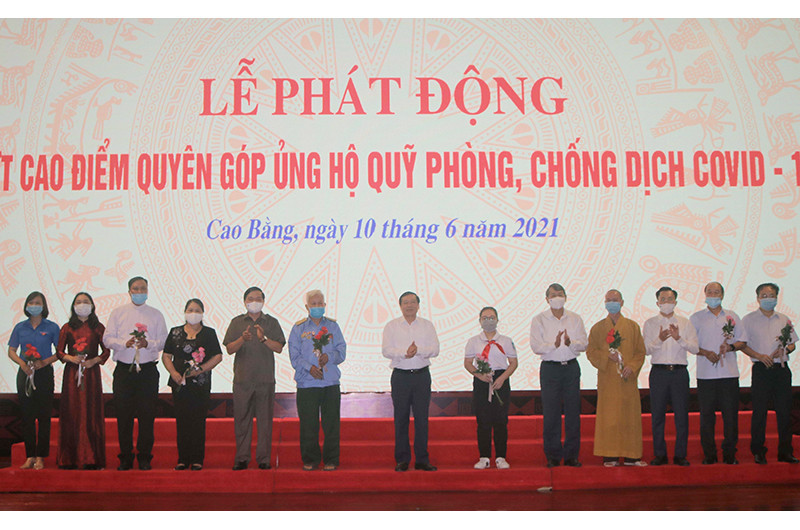 Lãnh đạo tỉnh Cao Bằng tặng hoa tri ân các tổ chức, cá nhân đóng góp ủng hộ Quỹ phòng, chống dịch Covid-19.