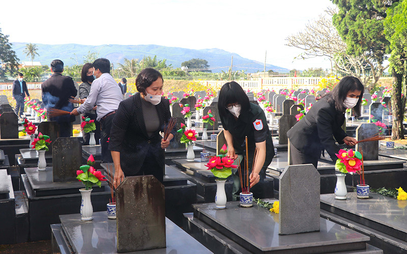 Thắp hương viếng mộ các liệt sĩ đang an nghỉ tại Nghĩa trang Liệt sĩ thị xã An Khê.