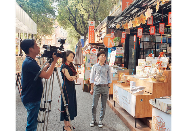 Họa sĩ Lê Rin trong buổi ra mắt sách (tháng 1/2021) tại Đường sách Nguyễn Văn Bình, TP Hồ Chí Minh