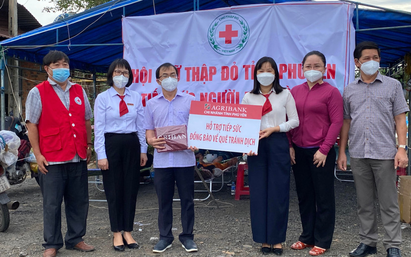 Tiếp sức người đi đường về quê.