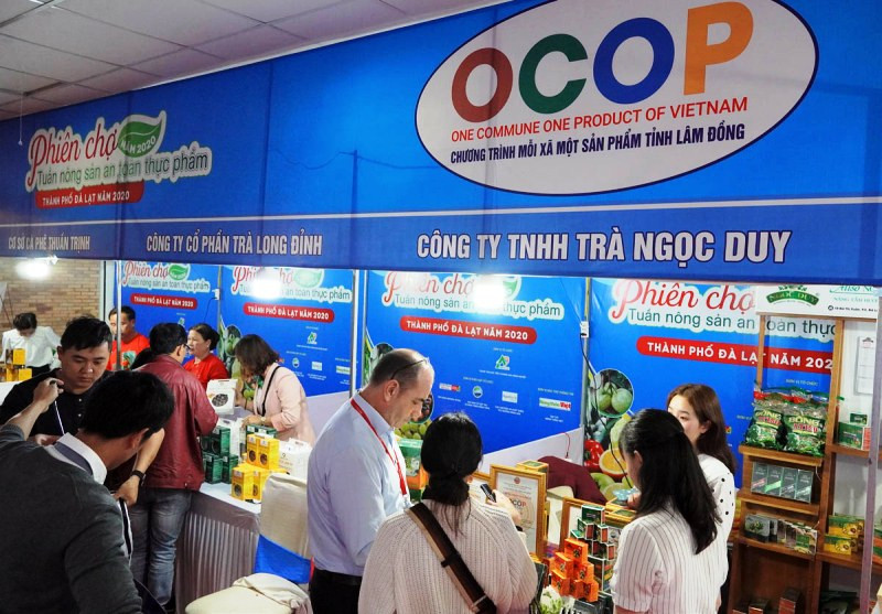 Phiên chợ hội tụ nhiều đặc sản từ các vùng miền trong cả nước.