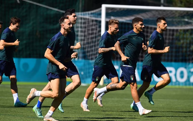 Đội tuyển Italia tập luyện trước trận gặp đội tuyển Áo ở vòng 1/8.