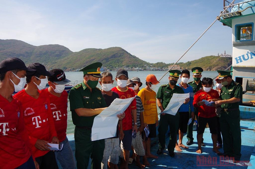 Cán bộ, chiến sĩ Đồn Biên phòng Cửa khẩu cảng Quy Nhơn tuyên truyền phòng, chống dịch Covid 19 cho ngư dân.