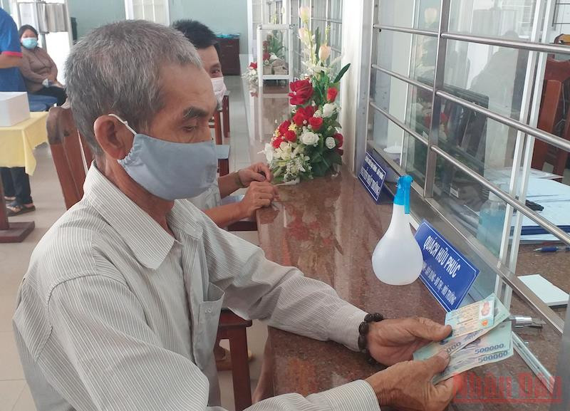 Người lao động nhận tiền hỗ trợ theo Nghị quyết số 68/NQ-CP của Chính phủ.