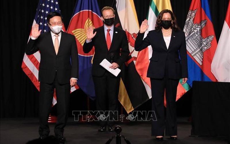 Phó Thủ tướng Phạm Bình Minh và Phó Tổng thống Hoa Kỳ Kamala Haris tại Lễ khai trương Văn phòng khu vực Đông Nam Á của CDC Hoa Kỳ. (Ảnh: TTXVN)