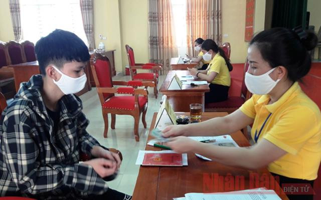 Chi trả tiền hỗ trợ dịch Covid-19 ở Thanh Hóa (Ảnh minh họa: Mai Luận).