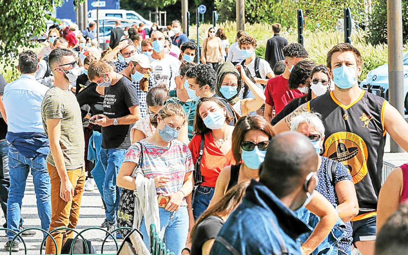 Người dân Pháp kiên nhẫn xếp hàng suốt mấy giờ đồng hồ đợi xét nghiệm Covid-19.