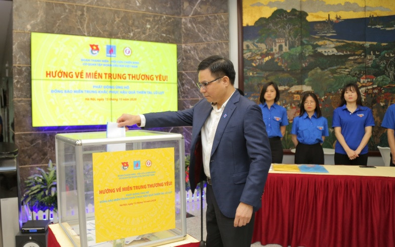 Tổng Giám đốc PVN Lê Mạnh Hùng tham gia quyên góp ủng hộ đồng bào miền trung.