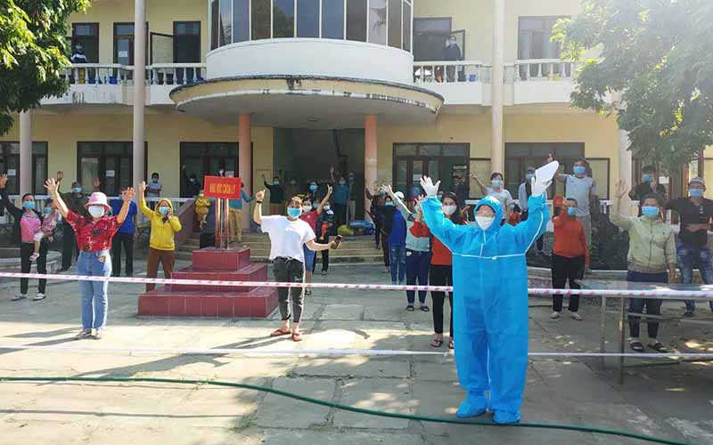 Niềm vui của người dân sau khi được công nhận hoàn thành cách ly tập trung phòng, chống dịch Covid-19.