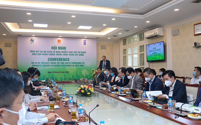 Các đại biểu tham dự hội nghị “Nâng cao hiệu quả sử dụng năng lượng trong các tòa nhà thương mại, chung cư cao tầng.” (Ảnh: UNDP)