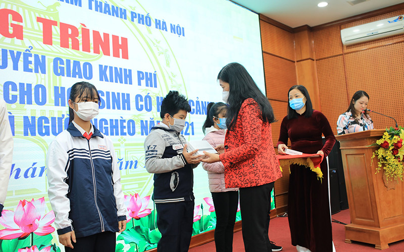 Các em học sinh nhận quà hỗ trợ từ Chương trình “Sóng và máy tính cho em”.