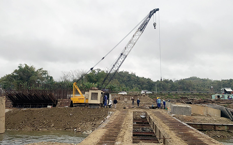 Thi công cầu Đội Kỳ bắc qua sông Cầu, thành phố Bắc Kạn (tỉnh Bắc Kạn). 
