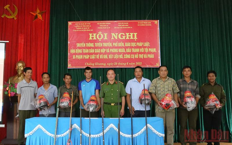 Trao tặng mũ bảo hiểm cho quần chúng nhân dân có ý thức tự giác giao nộp súng tự chế, công cụ hỗ trợ và gia đình có hoàn cảnh khó khăn.