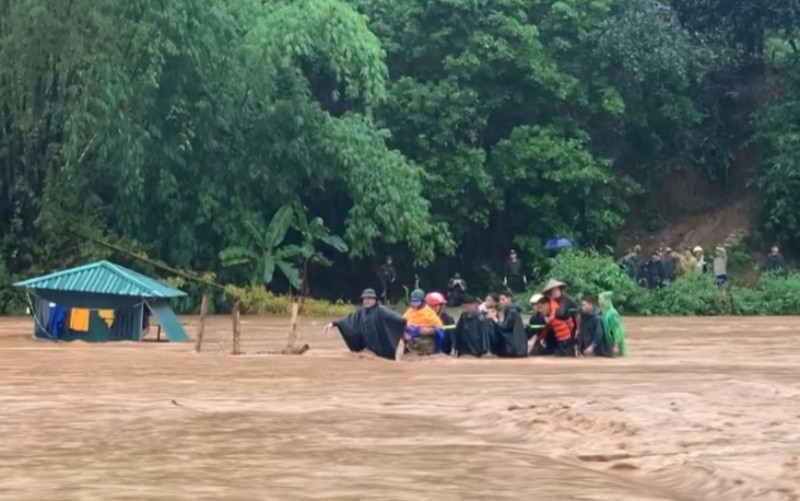 Lực lượng Bộ Chỉ huy quân sự tỉnh Sơn La tham gia di dời 13 hộ dân bản Phiêng Ngùa ra khỏi vùng lũ.