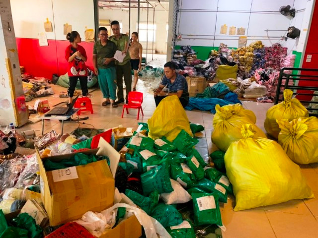 Lực lượng quản lý thị trường Quảng Ninh kiểm tra số hàng hóa nhập lậu để xử lý theo quy định của pháp luật.