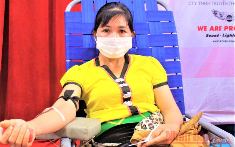 Người dân huyện Ea Kar tham gia hiến máu tình nguyện.