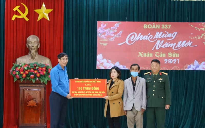 Chủ tịch Công đoàn Giáo dục Việt Nam Vũ Minh Đức trao 110 triệu đồng tặng thân nhân gia đình của 22 cán bộ chiến sĩ Đoàn 337, hy sinh trong đợt lũ tháng 10-2020.