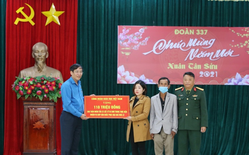 Chủ tịch Công đoàn Giáo dục Việt Nam Vũ Minh Đức trao 110 triệu đồng tặng thân nhân gia đình của 22 cán bộ chiến sĩ Đoàn 337, hy sinh trong đợt lũ tháng 10-2020.