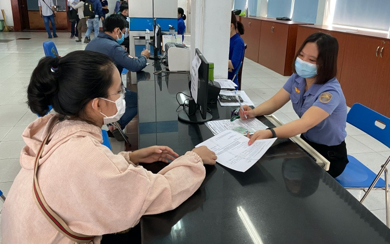 Nhân viên Sài Gòn giải quyết đổi trả vé cho hành khách.