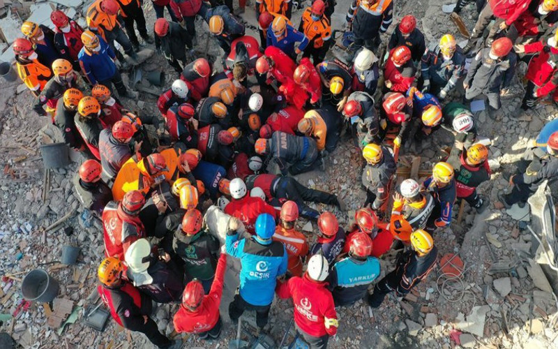 Lực lượng cứu nạn đưa cháu Ayda Gezgin ra khỏi đống đổ nát của tòa nhà Riza Bey, tại Izmir, Thổ Nhĩ Kỳ. (Ảnh: Anadolu)