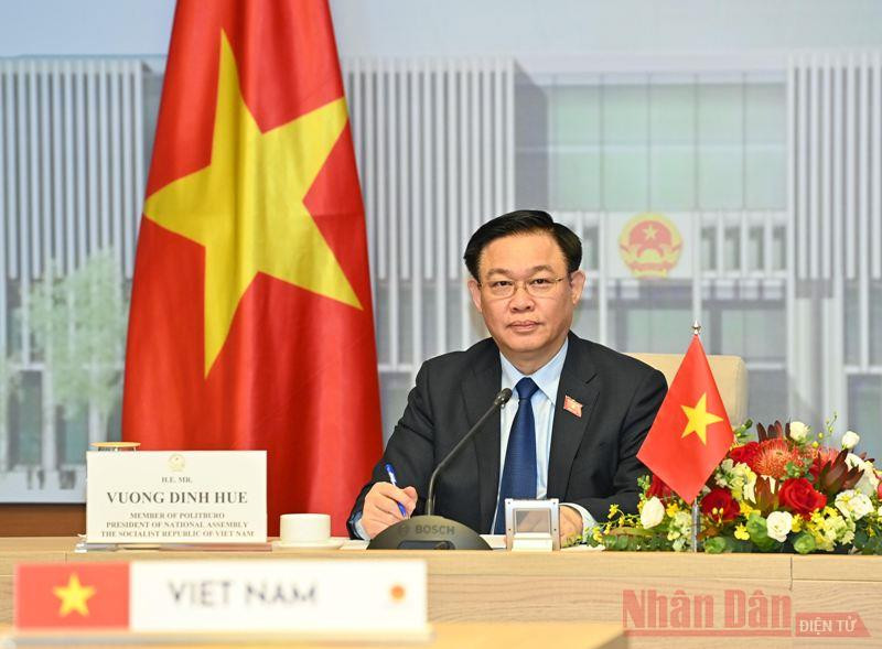 Chủ tịch Quốc hội Vương Đình Huệ phát biểu tại buổi hội đàm trực tuyến. Ảnh: Duy Linh