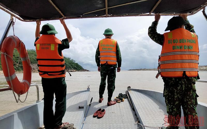 Lực lượng biên phòng đang nỗ lực tìm kiếm ngư dân bị sóng cuốn trôi mất tích.