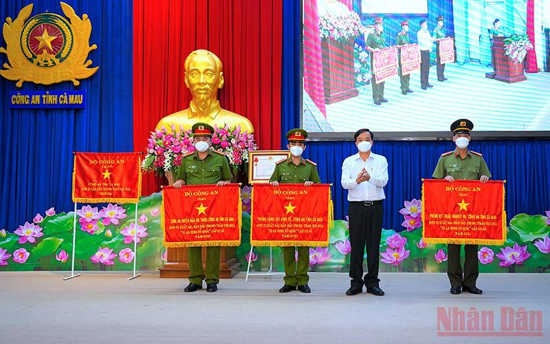 Chủ tịch UBND tỉnh Cà Mau tặng Cờ thi đua của Bộ Công an cho 4 đơn vị thuộc Công an tỉnh Cà Mau.