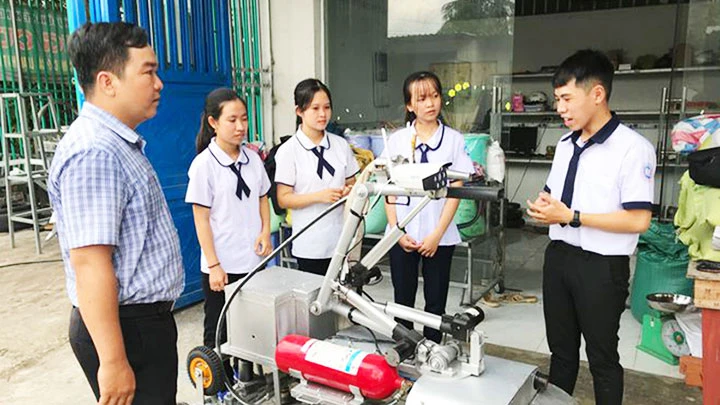 Khởi động cuộc thi lắp ráp và lập trình robot