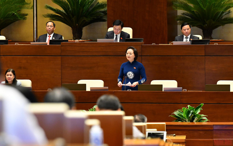 Bộ trưởng Nội vụ Phạm Thị Thanh Trà phát biểu giải trình, làm rõ một số vấn đề đại biểu Quốc hội nêu. (Ảnh: LINH NGUYÊN)