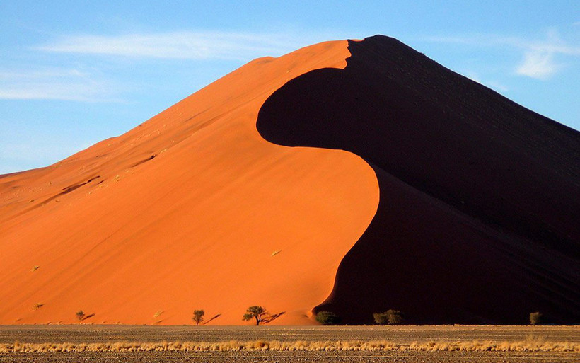 Cồn cát đỏ ấn tượng Sossusvlei ở "trái tim" của sa mạc Namib, Namibia. (Ảnh: ARTOFSAFARI)