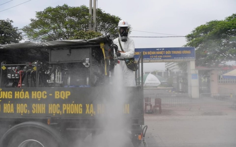 Chiều 6-5, Binh chủng Hóa học - Trung tâm ứng cứu sự cố hóa học (Bộ Quốc phòng), Bộ Tư lệnh Thủ đô tiến hành phun khử khuẩn, tiêu độc Bệnh viện Bệnh Nhiệt đới T.Ư cơ sở 2.