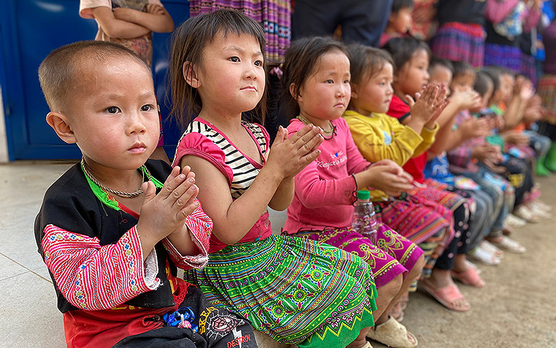 Thiếu nhi địa phương chung niềm vui từ ngôi trường mới khang trang, sạch đẹp. 