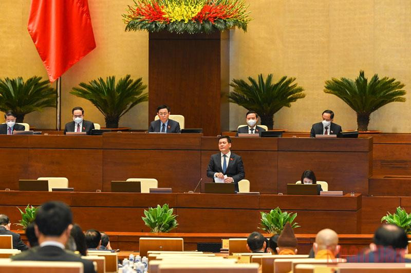 Bộ trưởng Công thương Nguyễn Hồng Diên phát biểu tại phiên chất vấn. (Ảnh: DUY LINH)